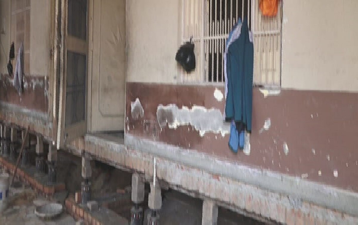 चोरों ने मकान में लगे 40 जैक उड़ाए