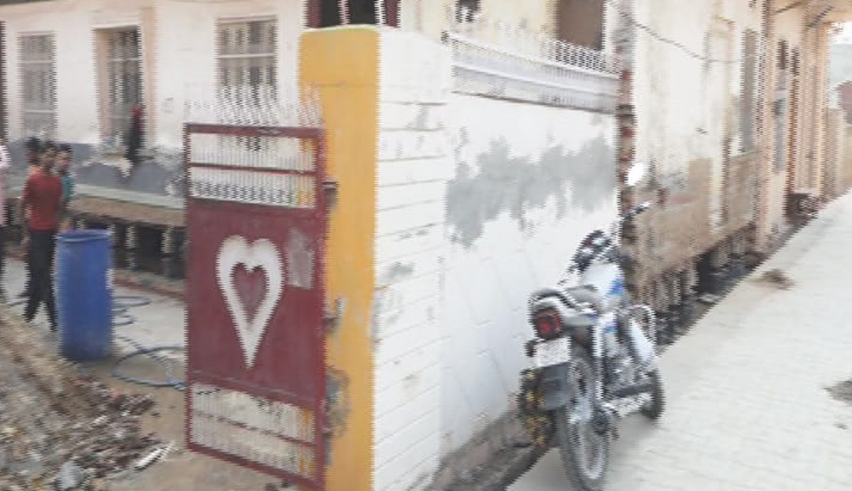 चोरों ने मकान में लगे 40 जैक उड़ाए