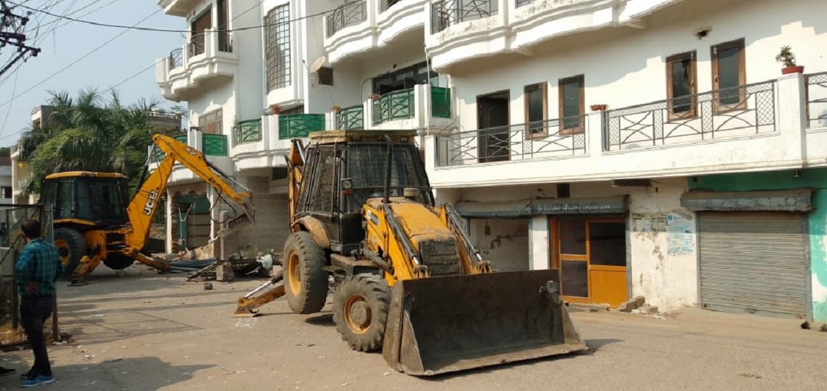 विधायक मुख्तार अंसारी के रिश्तेदारों पर भी गाज गिर रही है