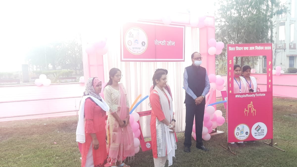 मतदान केंद्र का संचालन कर रहीं महिला कर्मी.