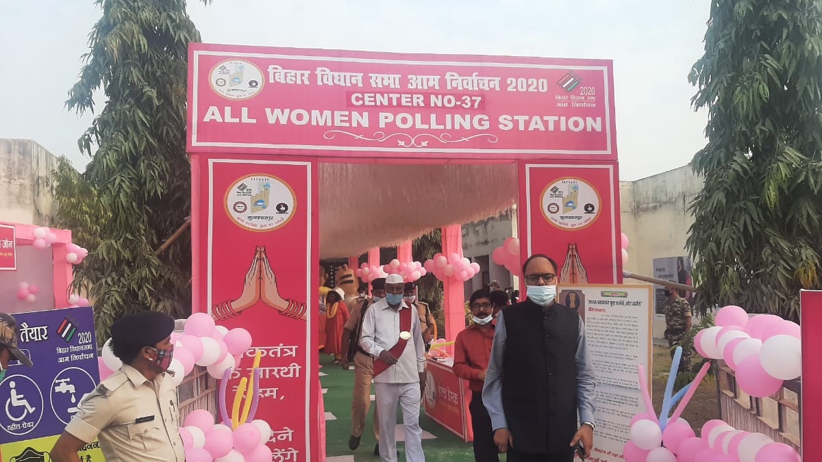 मतदान केंद्र का संचालन कर रहीं महिला कर्मी.