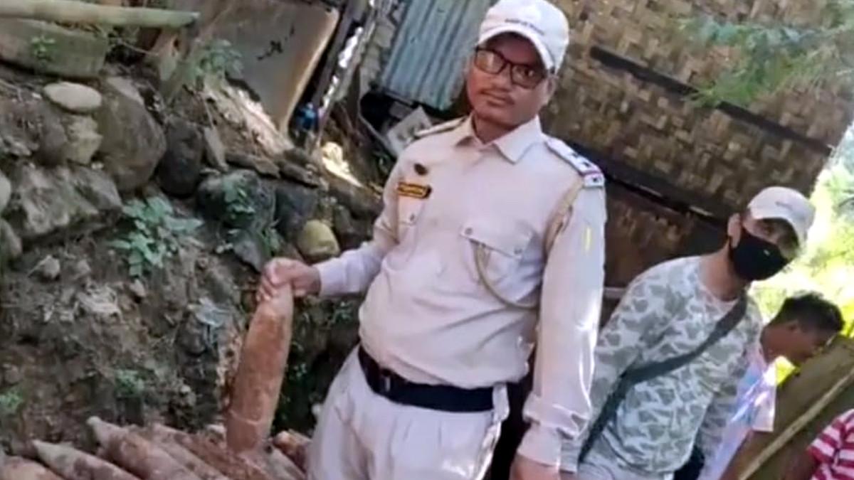 मोरेह से म‍िले जमीन में दफन बम.