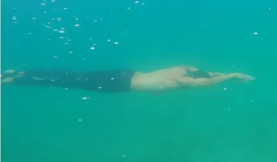 सांस रोक कर तैरता रहा यह शख्स