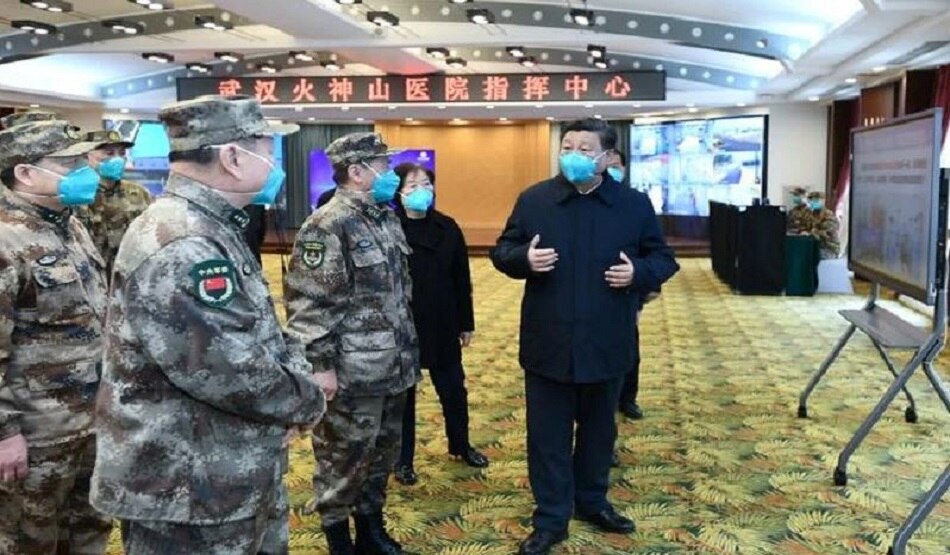 लोगों को वैक्सीन दे रहा चीन