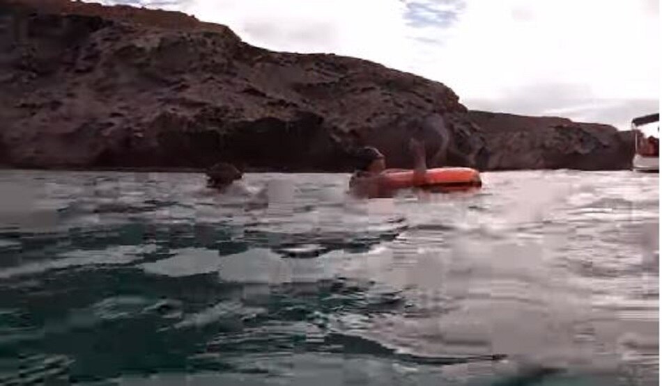 सांस रोक कर तैरता रहा यह शख्स