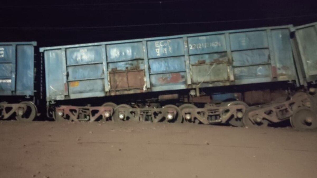 चक्रधरपुर रेल मंडल में अब तक का सबसे बड़ा मालगाड़ी हादसा.