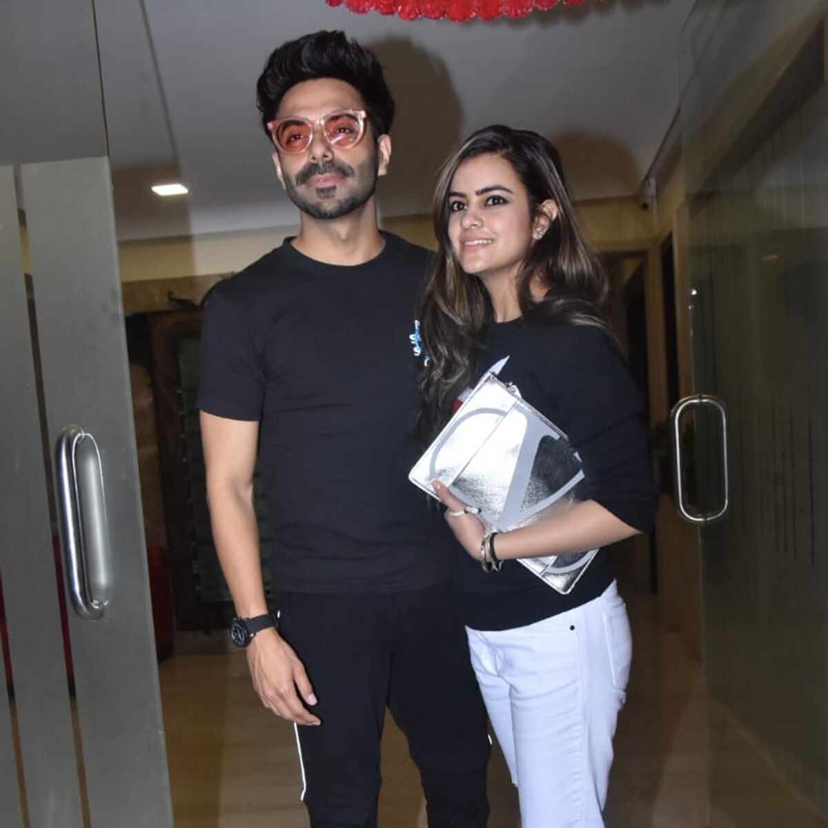 अपारशक्त‍ि खुराना पत्नी के साथ 