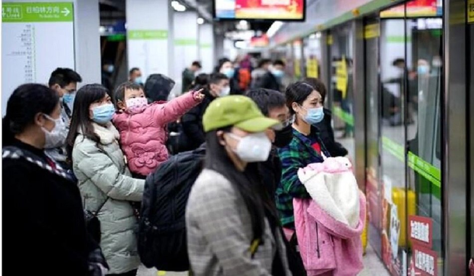 लोगों को वैक्सीन दे रहा चीन