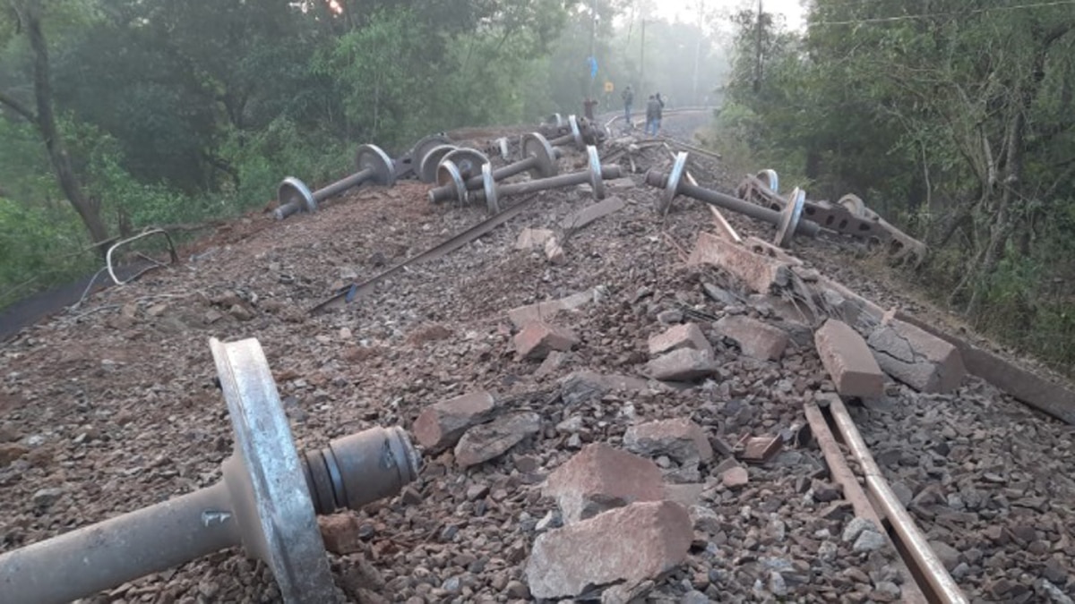 चक्रधरपुर रेल मंडल में अबतक का सबसे बड़ा मालगाड़ी हादसा.