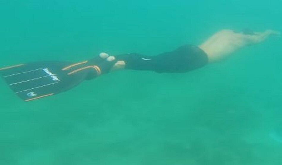 सांस रोक कर तैरता रहा यह शख्स