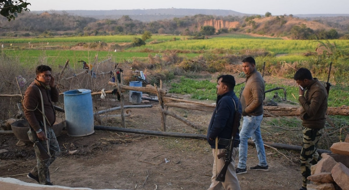 जंगल से पकड़ा गया डाकू 