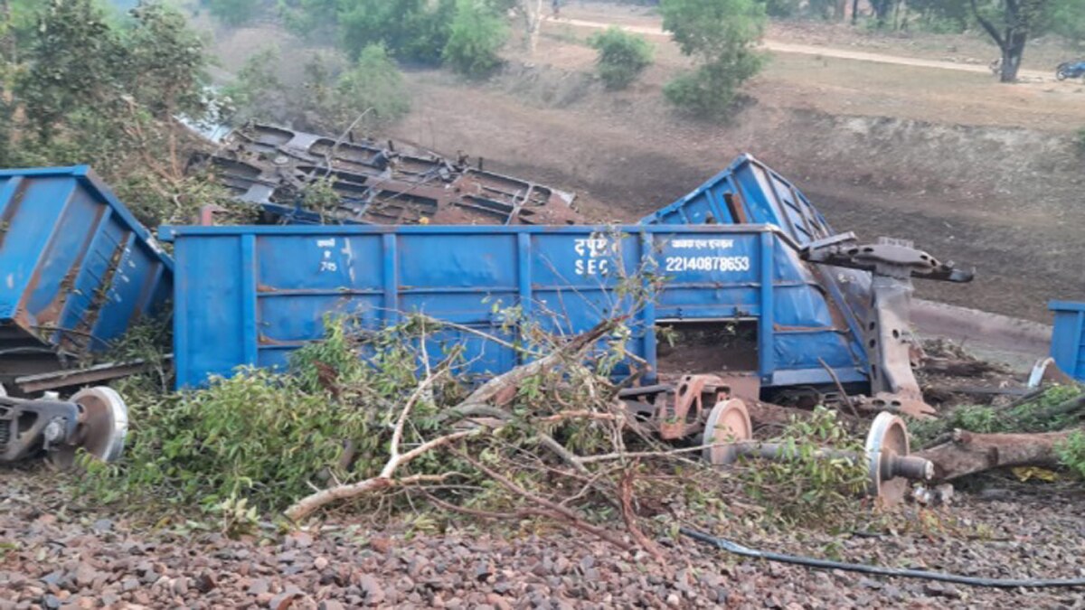 , 60 डिब्बे और पटरी क्षतिग्रस्त.