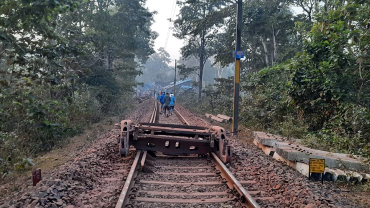 Jharkhand: चक्रधरपुर रेल मंडल में अब तक का सबसे बड़ा मालगाड़ी हादसा.