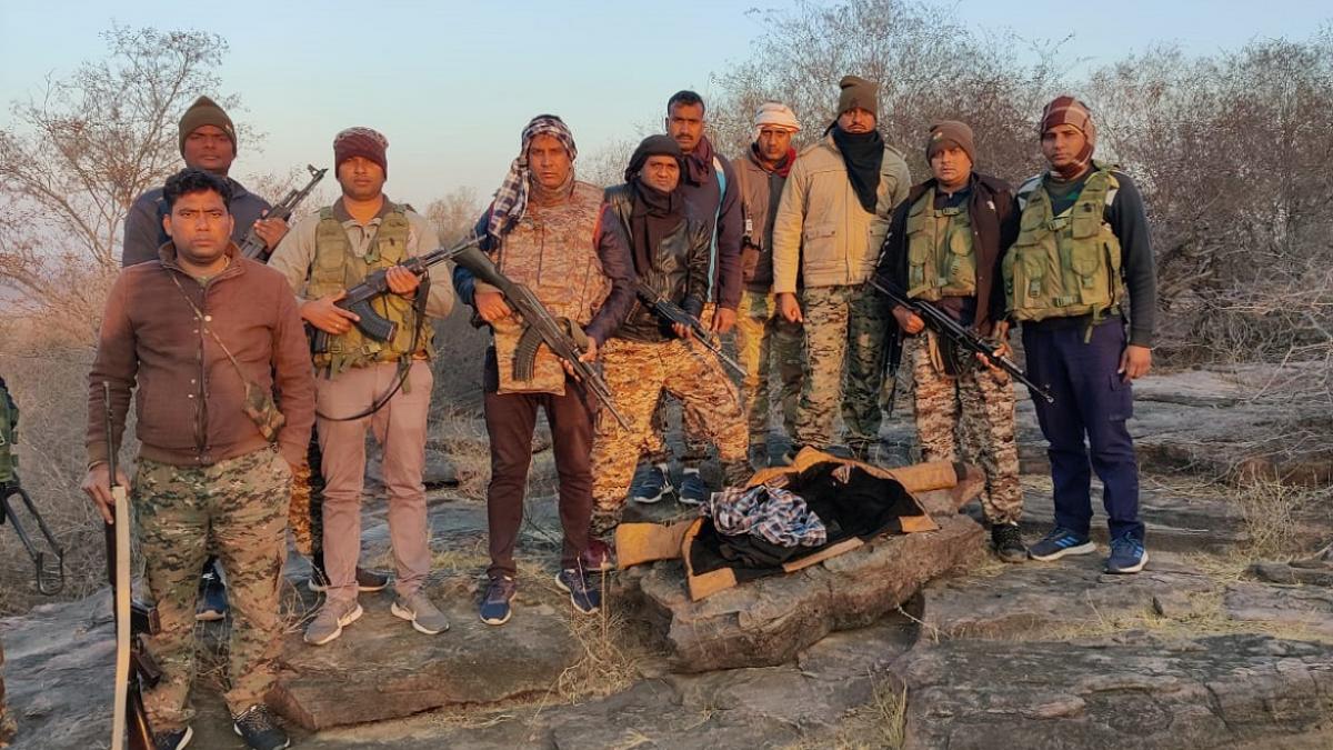 धौलपुर पुलिस के विशेष दस्ते ने डाकू देवेंद्र को जंगल से गिरफ्तार कर लिया 