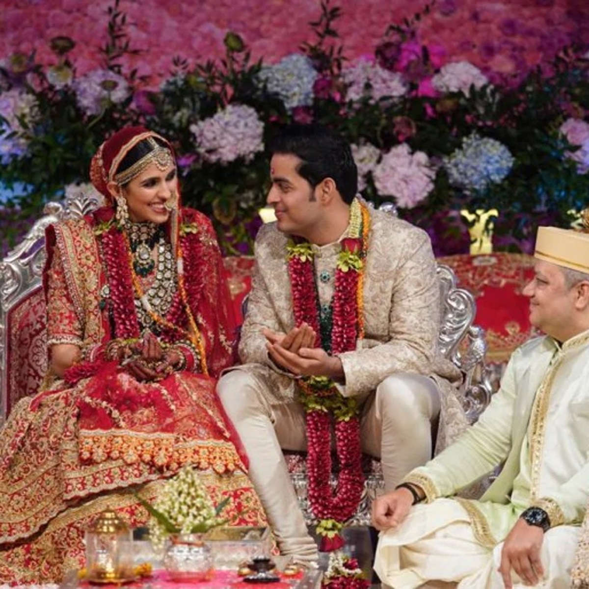 आकाश अंबानी और उनकी पत्नी श्लोका मेहता आकाश अंबानी और उनकी पत्नी श्लोका मेहता