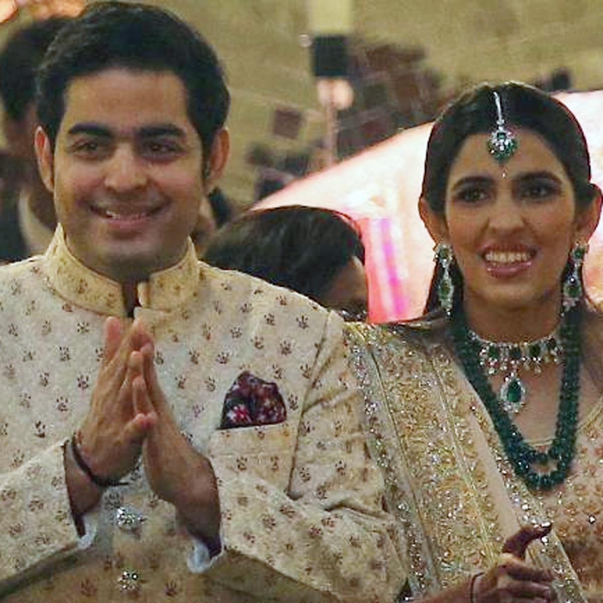 आकाश अंबानी और उनकी पत्नी श्लोका मेहता आकाश अंबानी और उनकी पत्नी श्लोका मेहता