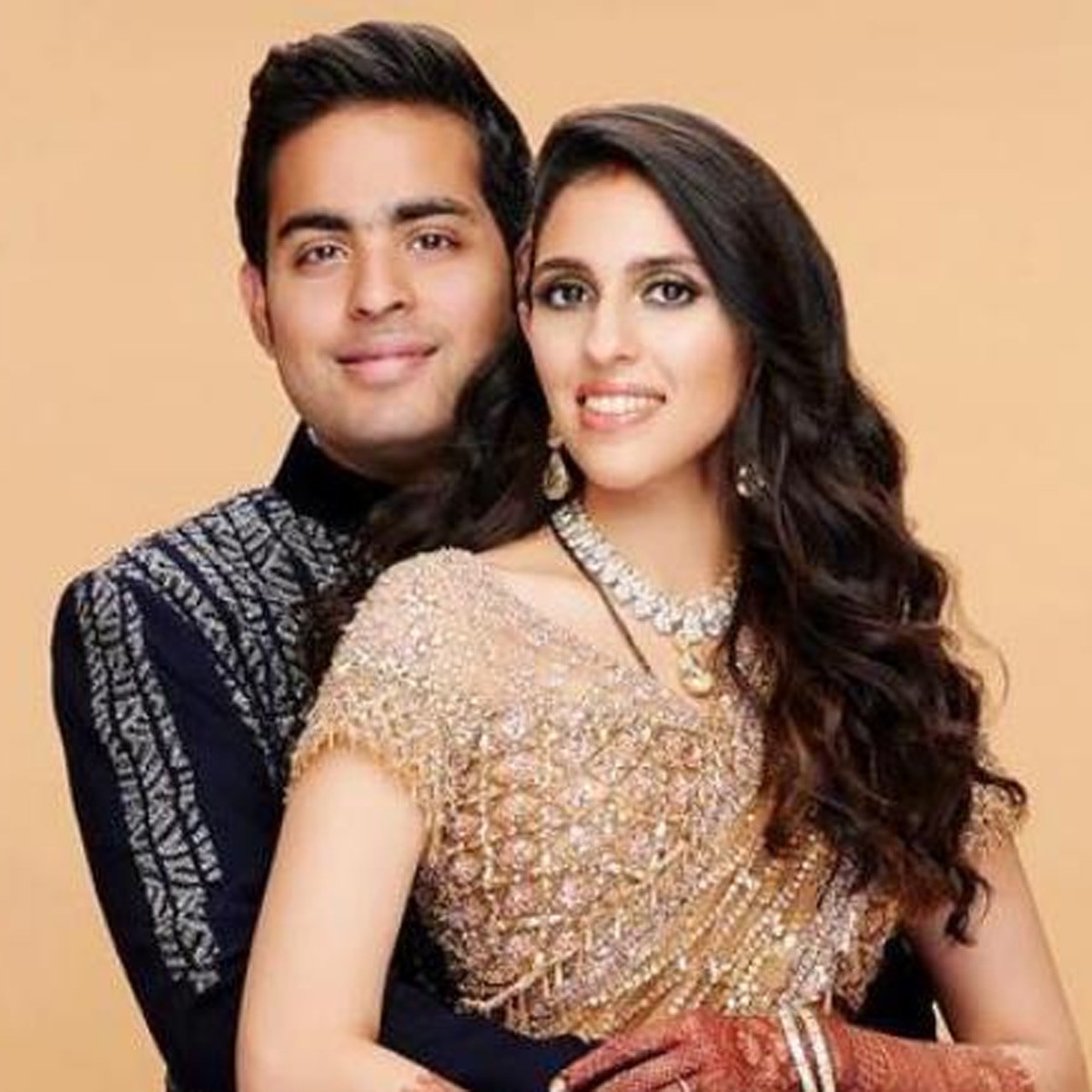 आकाश अंबानी और उनकी पत्नी श्लोका मेहता आकाश अंबानी और उनकी पत्नी श्लोका मेहता