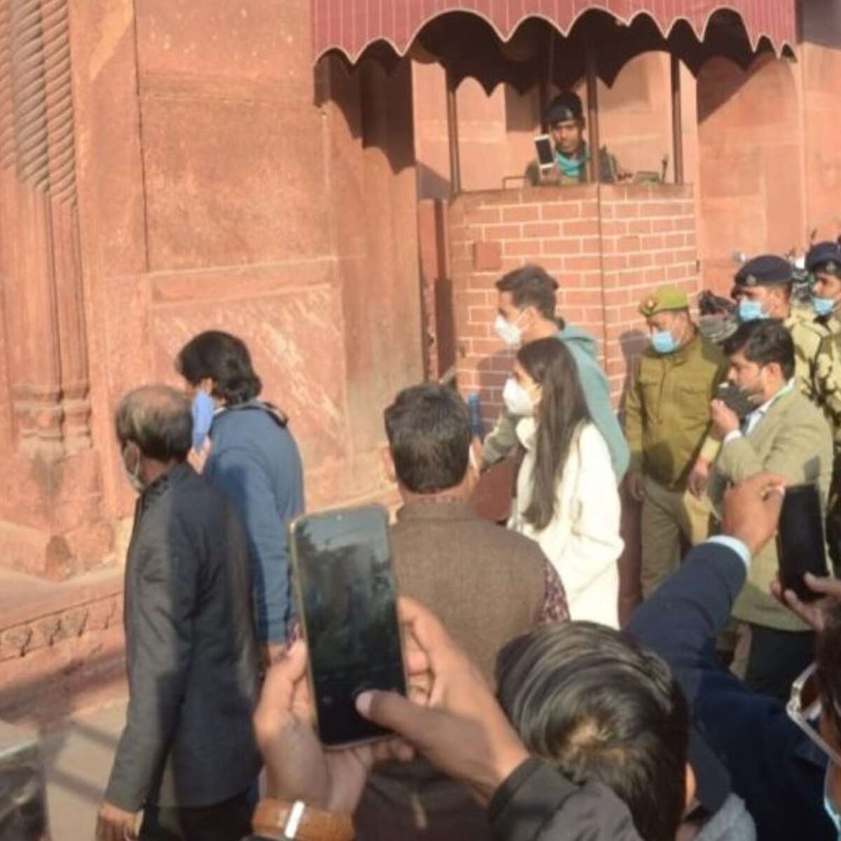 अक्षय और सारा