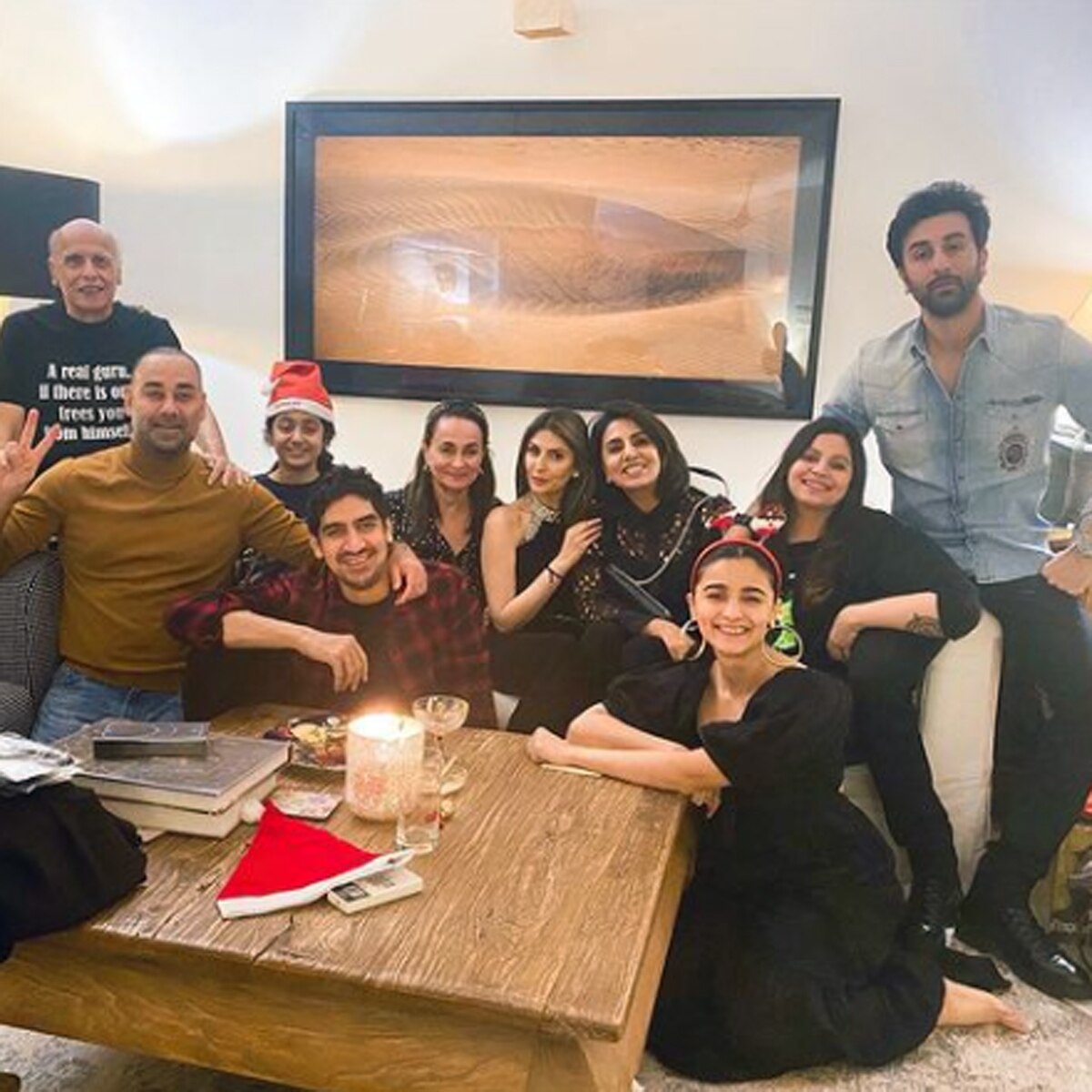 आलिया-रणबीर पर‍िवार के साथ 