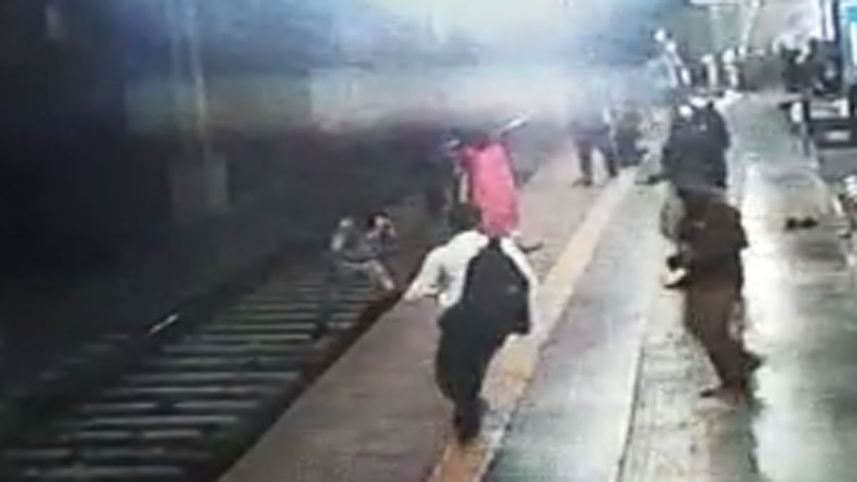 चक्कर खाकर रेलवे ट्रैक पर गिरी लड़की