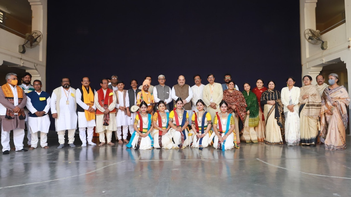  अमित शाह के शांति निकेतन जाने के अपने-अपने सियासी मतलब निकाल रही बीजेपी और टीएमसी 