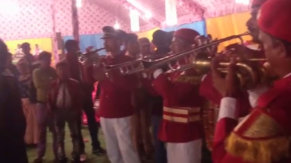 शादियों में जाकर बजाते हैं बैंड- बाजा और गाते हैं गाना.