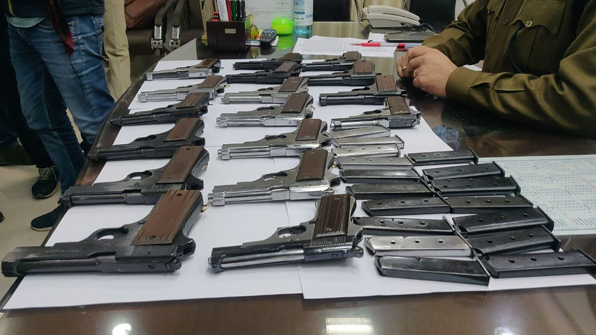 पुलिस ने हथियारों का जखीरा किया बरामद (फोटो आजतक)