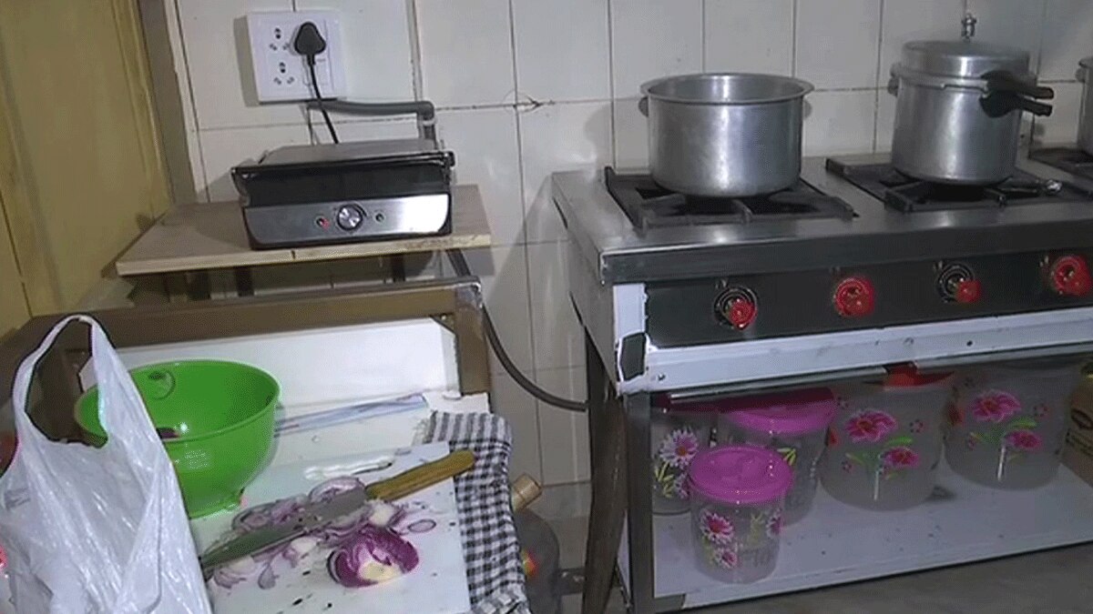 कांता प्रसाद ने ढाबा बंदकर अब दिल्ली के मालवीय नगर में रेस्तरां खोला (फोटो एएनआई)