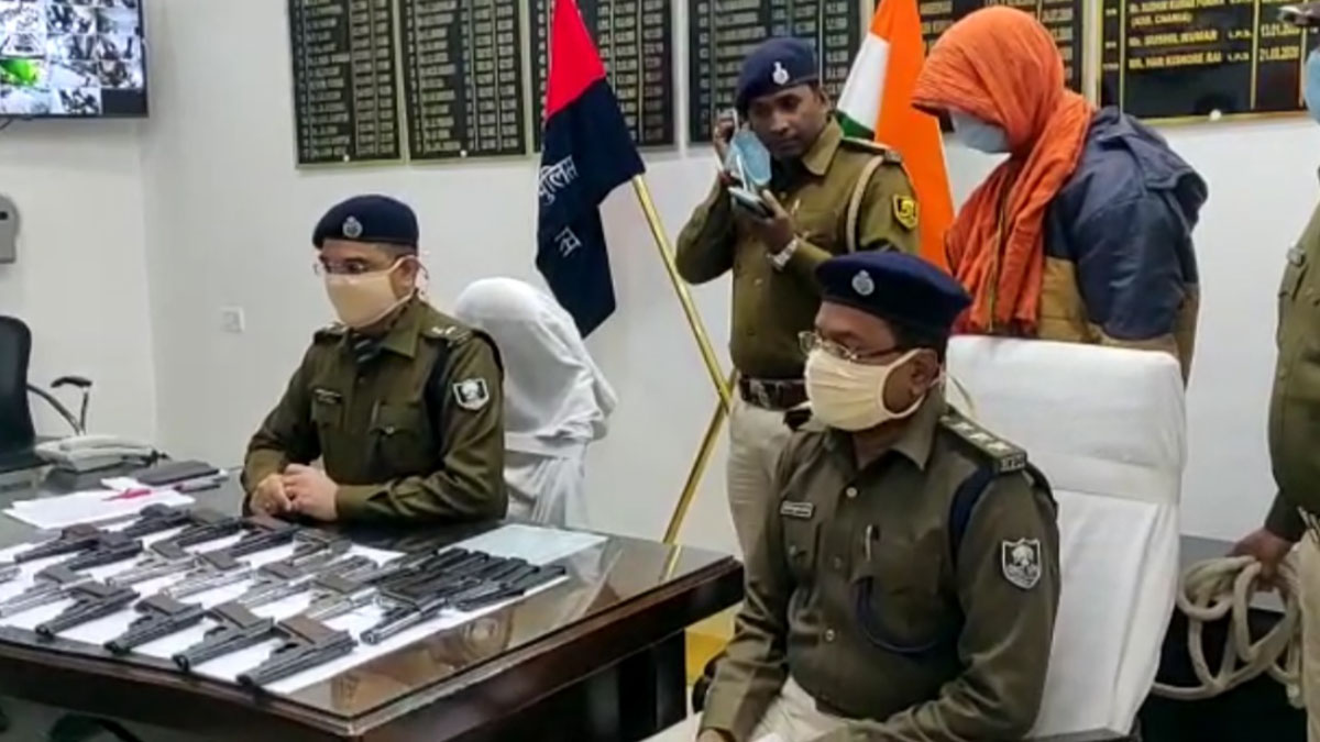 पुलिस ने हथियारों का जखीरा किया बरामद (फोटो आजतक)