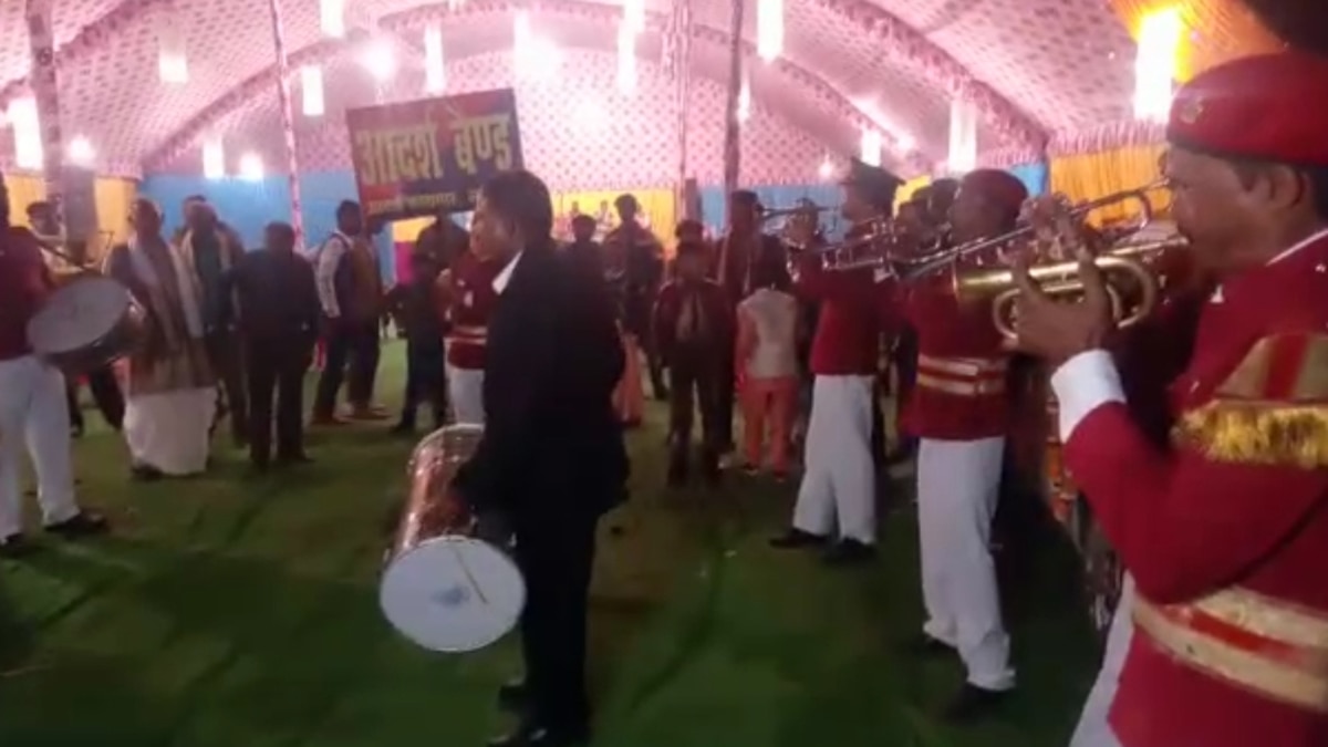 बैंड को 2 घंटे के लिए बुक किया जाता है.