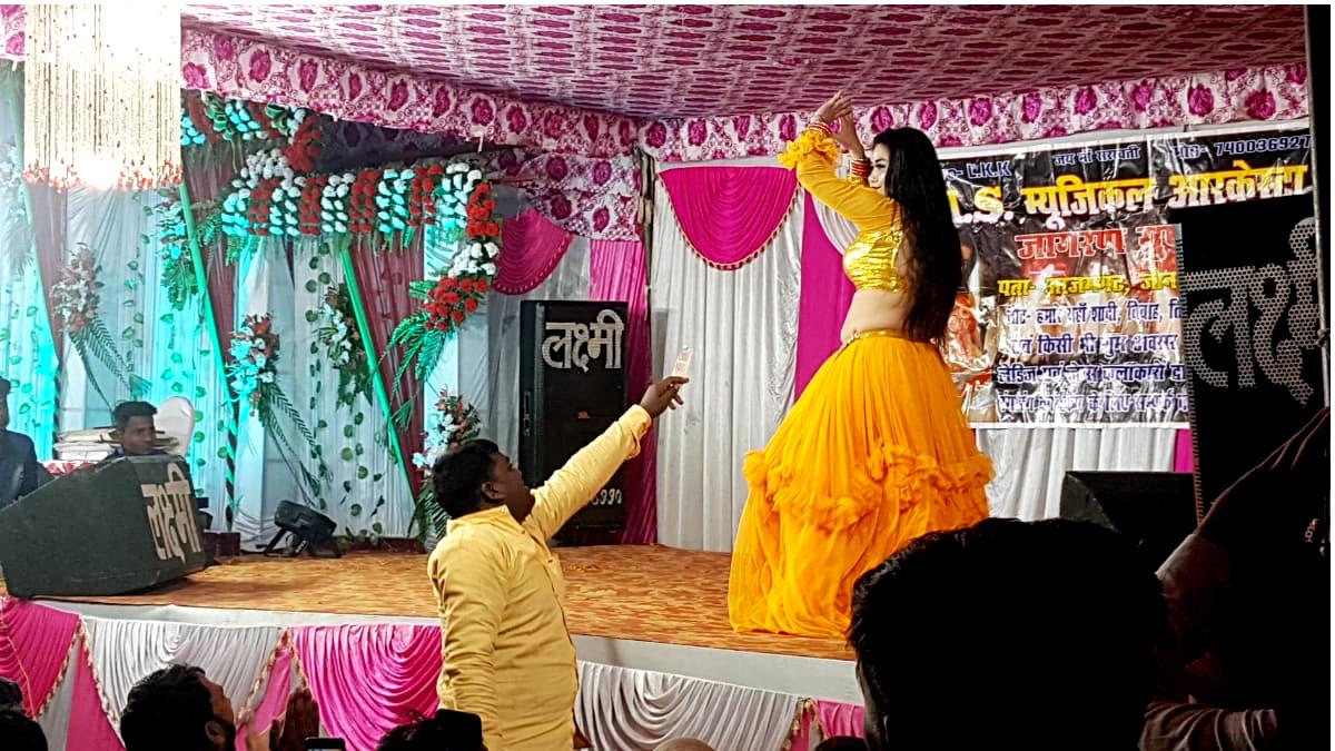 बार बालाओं का डांस.