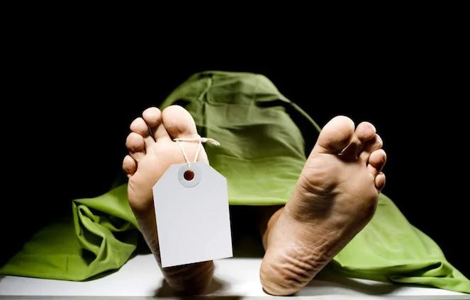 अपनों का शव लेकर नदी पार करते हैं लोग