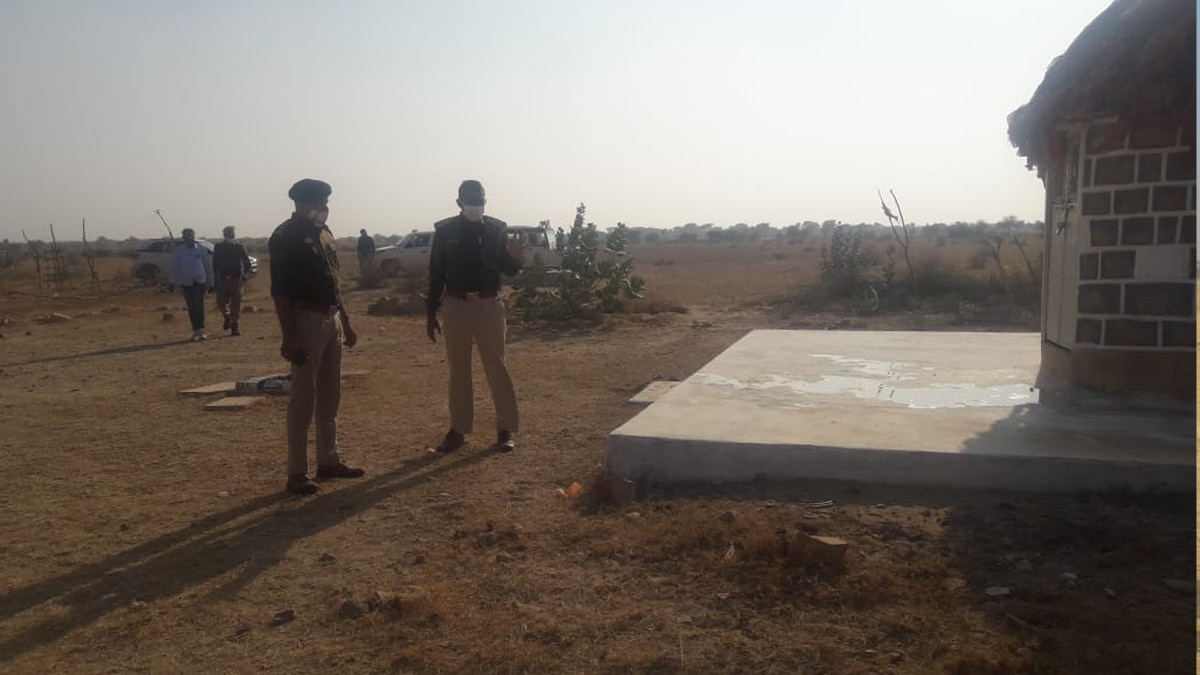 दोनों बच्चे अपने घर से बकरियां चराने के लिये पोकरण फायरिंग रेन्ज.