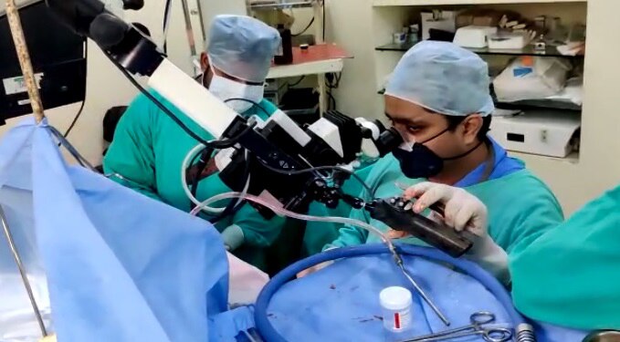 बच्ची बजाती रही पियानो