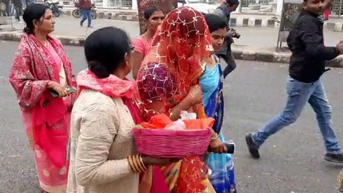 बीच सड़क पर धरना पर बैठे थे लोग