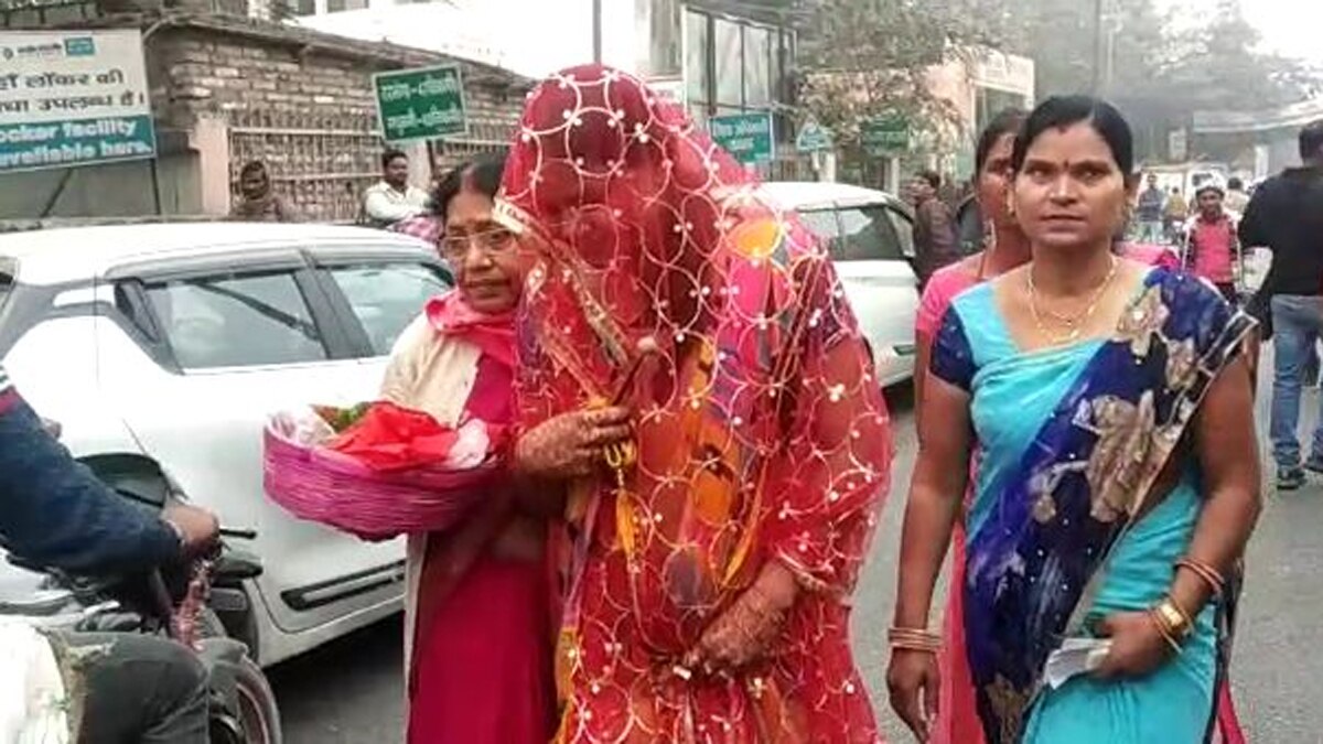 प्रसिद्ध मन्निपुर मंदिर में पूजा करने के लिए बीच रास्ते मे छोड़नी पड़ी गाड़ी.