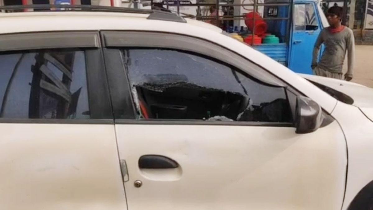 कार का शीशा तोड़कर निकाले तीन लाख रुपये (फोटो आजतक)