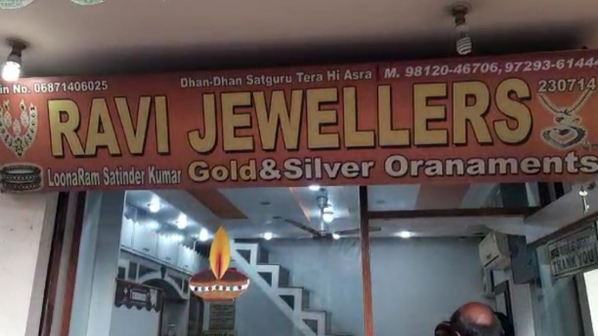 चोर दुकान की डीवीआर भी साथ ले गए.