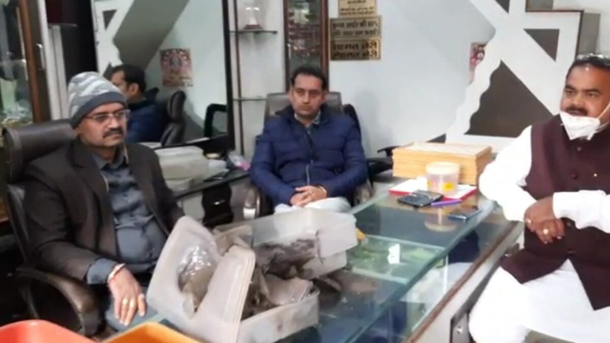 कुल 20 लाख रुपये का माल गायब.