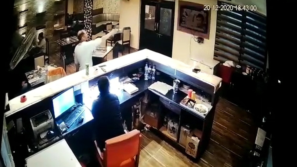 बार अटेंडर ने पैग के मांगे पैसे, कस्‍टमर ने पिस्‍टल लोड कर टीवी पर चला दी गोली