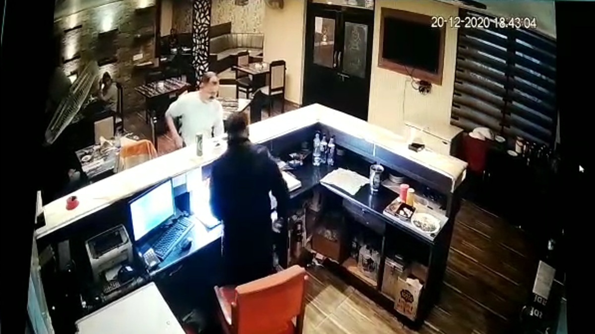 बार अटेंडर ने पैग के मांगे पैसे, कस्‍टमर ने पिस्‍टल लोड कर टीवी पर चला दी गोली