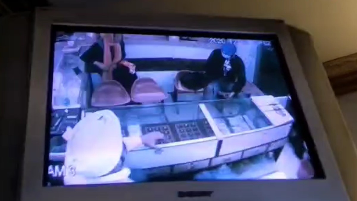 दुकानदार ने बेसबॉल से की चोर की धुनाई