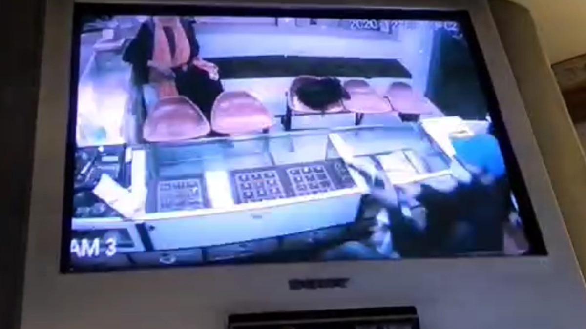 दुकानदार ने बेसबॉल से की चोर की धुनाई