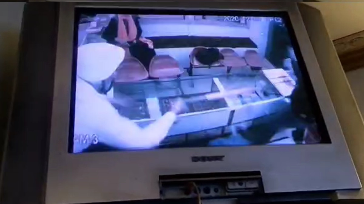 दुकानदार ने बेसबॉल से की चोर की धुनाई