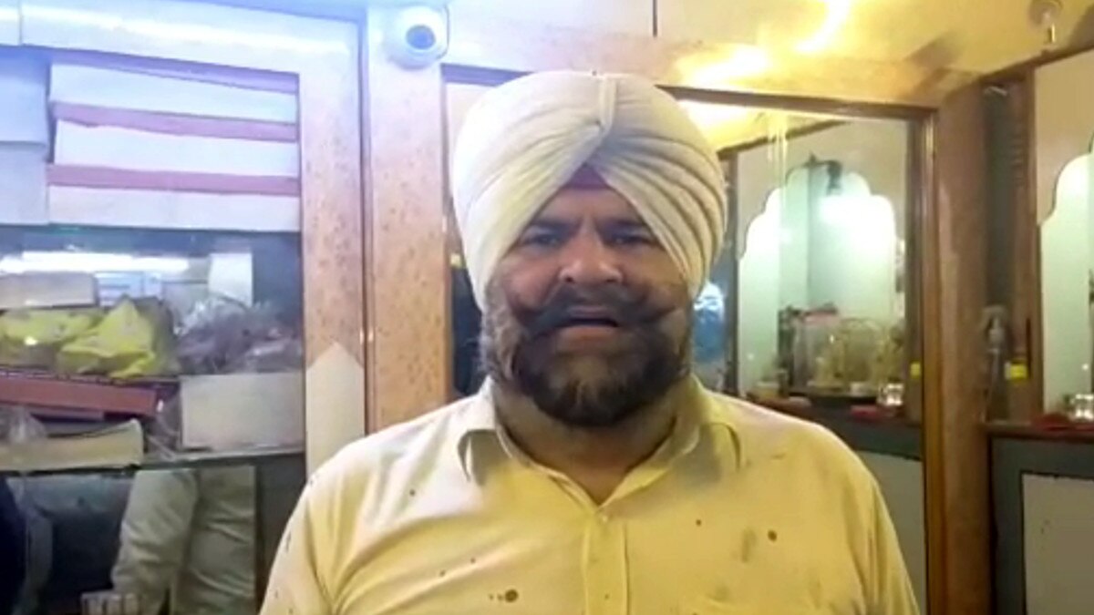 दुकानदार ने बेसबॉल से की चोर की धुनाई