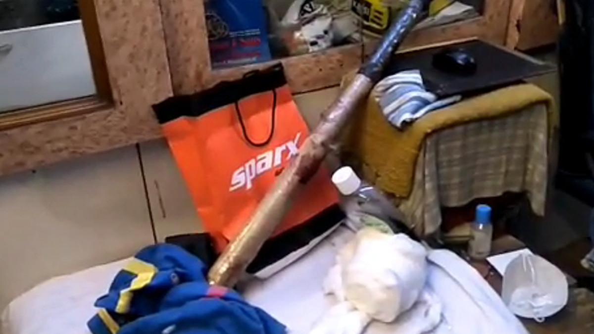 इसी बेसबॉल से की लुटेरे की धुलाई.