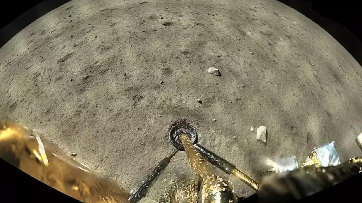 चांद पर पहुंचा चीन का यान