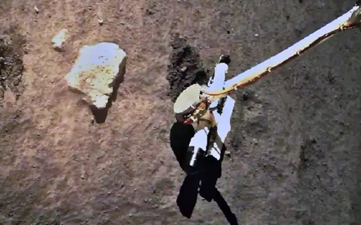 चांद पर पहुंचा चीन का यान