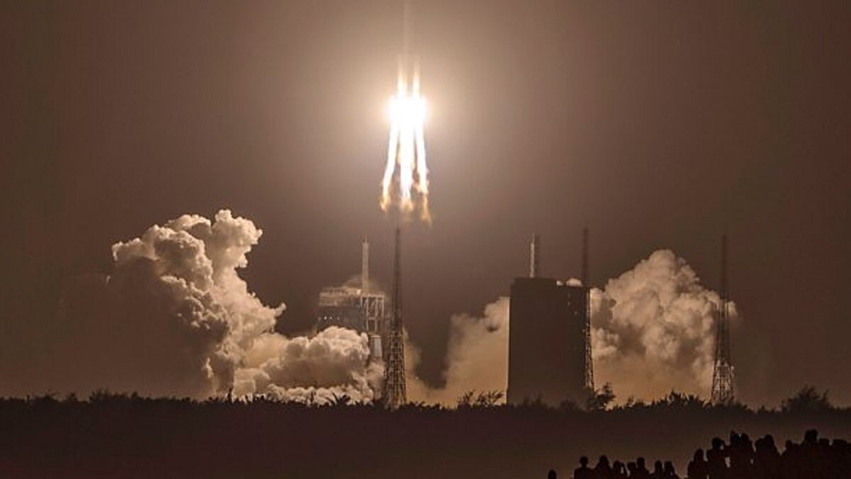 चांद पर पहुंचा चीन का यान