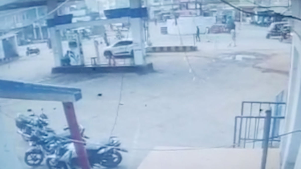 बदमाशों ने कार का शीशा तोड़कर निकाले तीन लाख रुपये (फोटो आजतक)